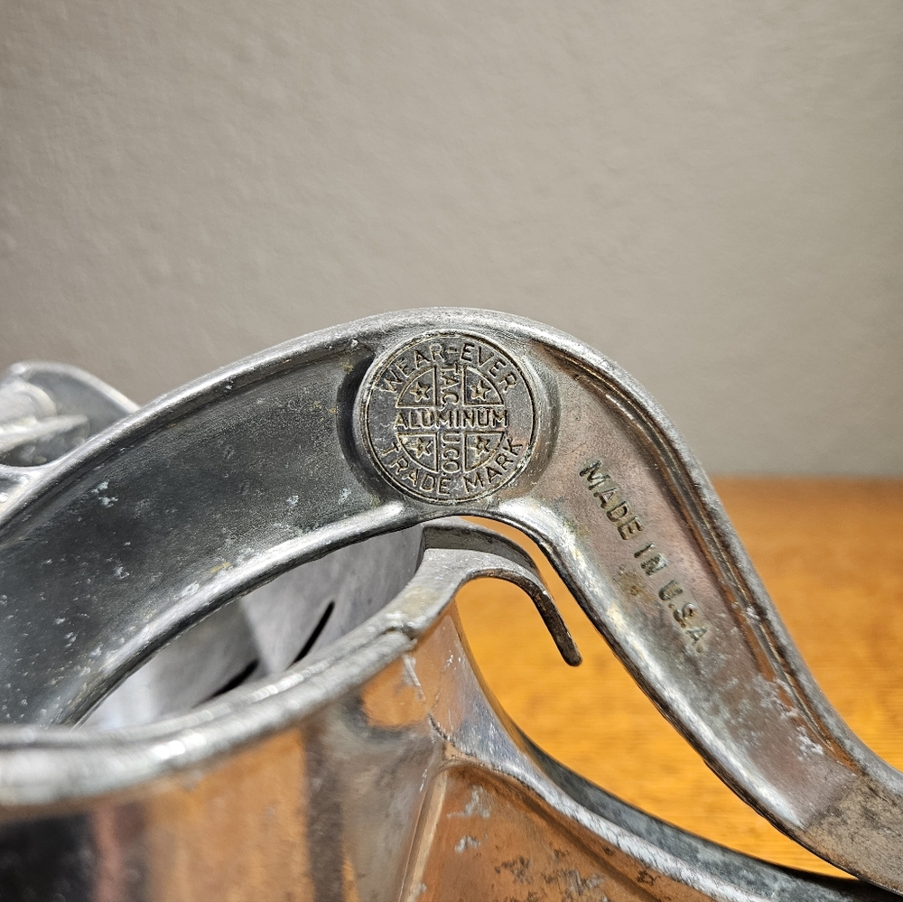 Wear-ever Handheld Vintage Juicer - Picture 4 of 15